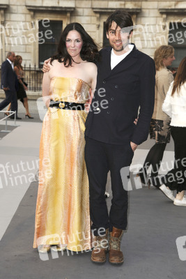Alex James (Blur) mit Begleitung