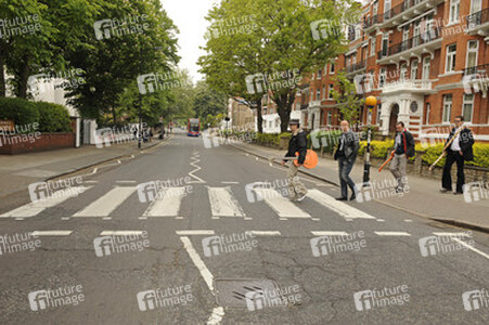 Die Band 'Mannschaft' vor den Abbey Road Studios
