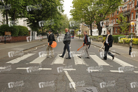 Die Band 'Mannschaft' vor den Abbey Road Studios