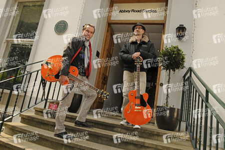 Die Band 'Mannschaft' vor den Abbey Road Studios