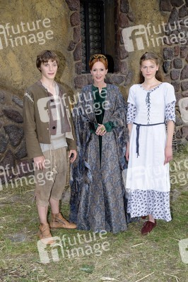 Jonas Nay, Katja Flint, Llewellyn Reichman