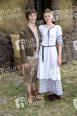 Jonas Nay, Llewellyn Reichman