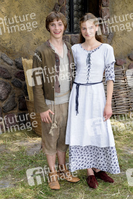 Jonas Nay, Llewellyn Reichman