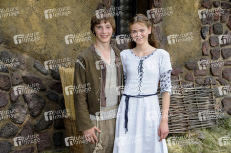 Jonas Nay, Llewellyn Reichman