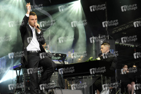 Theo Hutchcraft, Adam Anderson (Hurts)