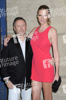 Kevin Carrigan, Lara Stone