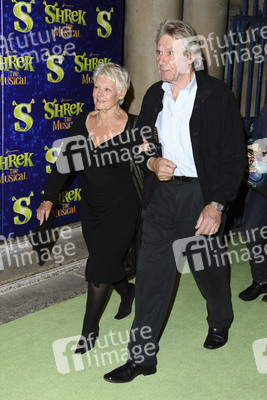 Judi Dench mit Begleitung