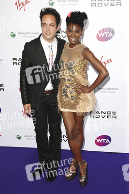 Shingai Shinowa mit Begleitung