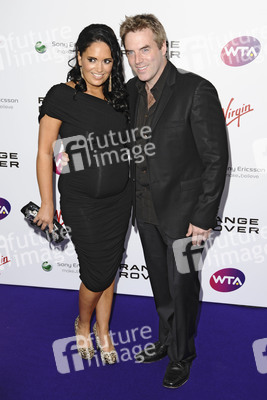 Donal MacIntyre mit Begleitung