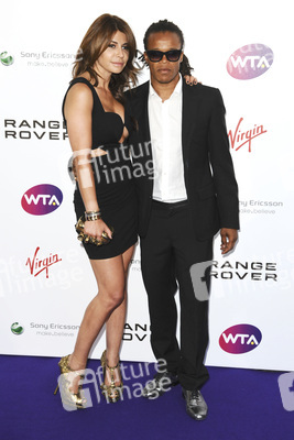 Edgar Davids mit Begleitung