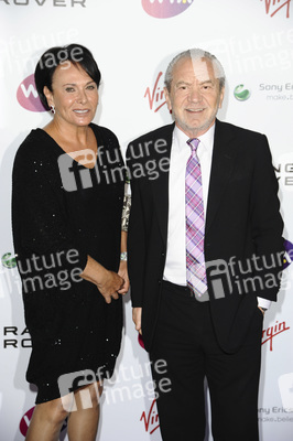 Alan Sugar mit Begleitung