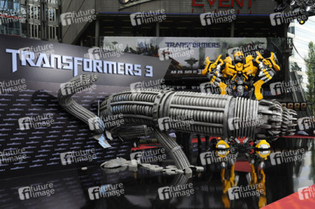 Roter Teppich und Transformer Modelle vor dem CineStar