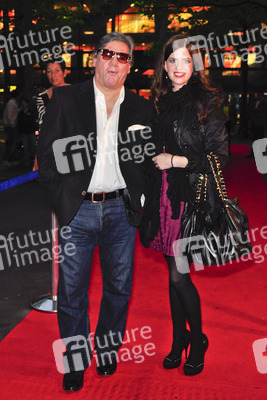 Claude-Oliver Rudolph mit Begleitung