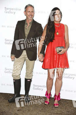 Patrick Cox mit Begleitung