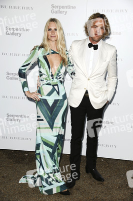 Poppy Delevingne mit Begleitung