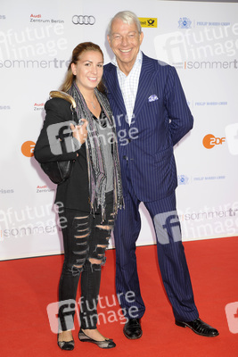 Jo Groebel mit Begleitung