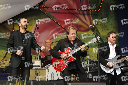 Ringo Starr, Gregg Bissonette, Wally Palmar, Rick Derringer (Ringo Starr & His All-Starr Band)