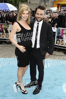 Charlie Day mit Begleitung