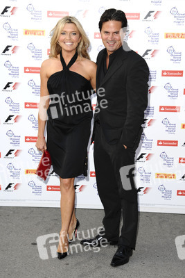 Tina Hobley mit Begleitung