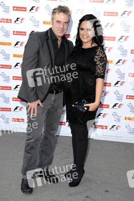 Donal MacIntyre mit Begleitung