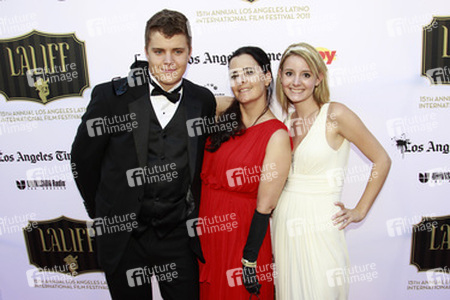 Eren McGinnis, Sophia Anais mit Begleitung