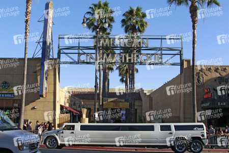 Stretch-Limousine vor dem Egyptian Theater