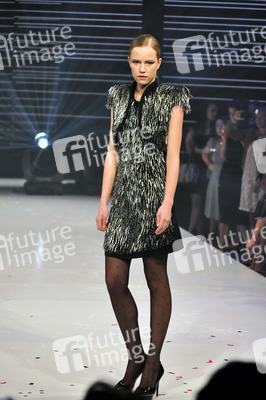 Model der Fashionshow Goldknopf Couture