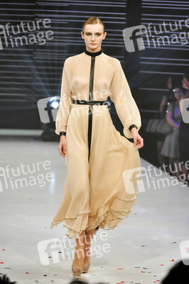 Model der Fashionshow Goldknopf Couture