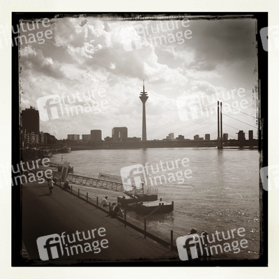 Blick über den Rhein auf Rheinkniebrücke und Rheinturm