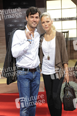 Tobey Wilson mit Begleitung