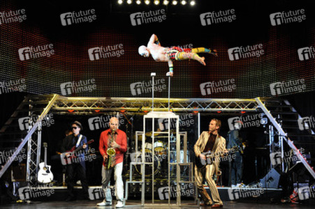 'Forever Young' Cast