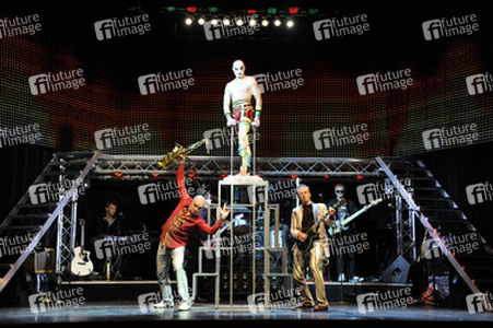 'Forever Young' Cast