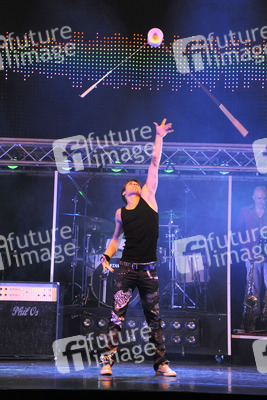 'Forever Young' Cast