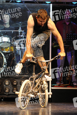 'Forever Young' Cast