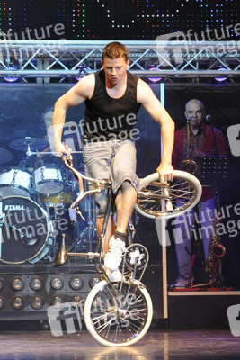 'Forever Young' Cast