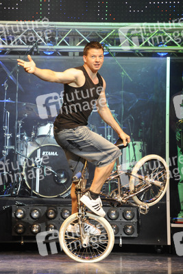 'Forever Young' Cast