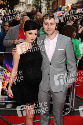 James Buckley mit Partnerin