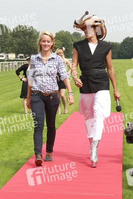 Jorge Gonzalez mit Laufsteg-Kandidatin