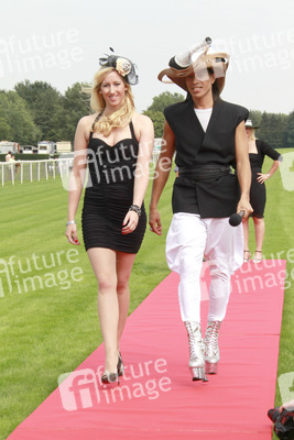 Jorge Gonzalez mit Laufsteg-Kandidatin