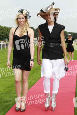 Jorge Gonzalez mit Laufsteg-Kandidatin