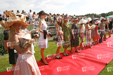 Teilnehmer des Hutwettbewerbs