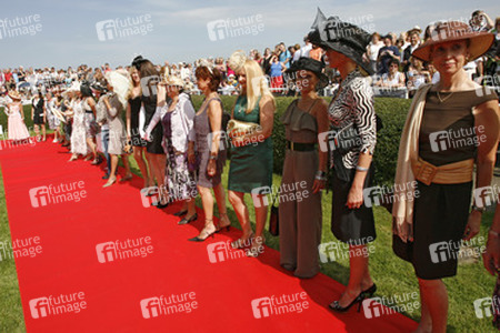 Teilnehmer des Hutwettbewerbs