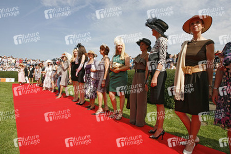 Teilnehmer des Hutwettbewerbs