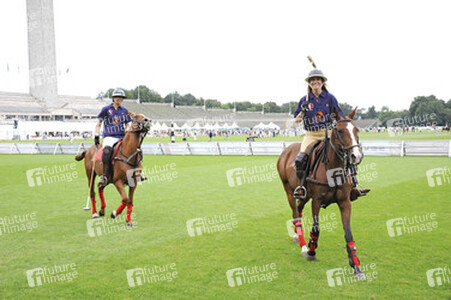 Annabelle Mandeng, Nadeshda Brennicke