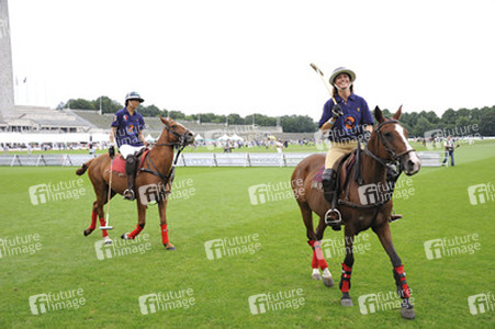 Annabelle Mandeng, Nadeshda Brennicke