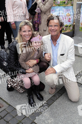 Florian Langenscheidt mit Lebensgefährtin Miriam Friedrich und Tochter Charlotte