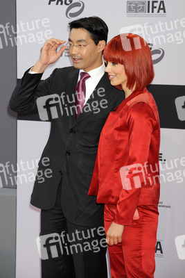 Philipp Rösler mit Miss IFA