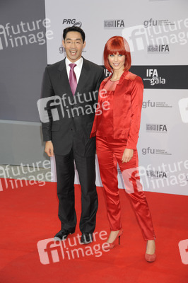 Philipp Rösler mit Miss IFA