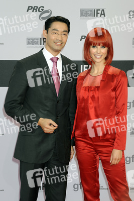 Philipp Rösler mit Miss IFA