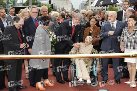 Klaus Wowereit, Luise Rainer, Artur Brauner mit Gattin Maria
